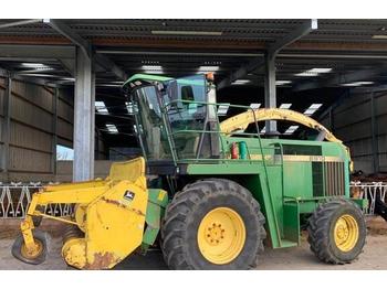 Combine harvester John Deere 6910