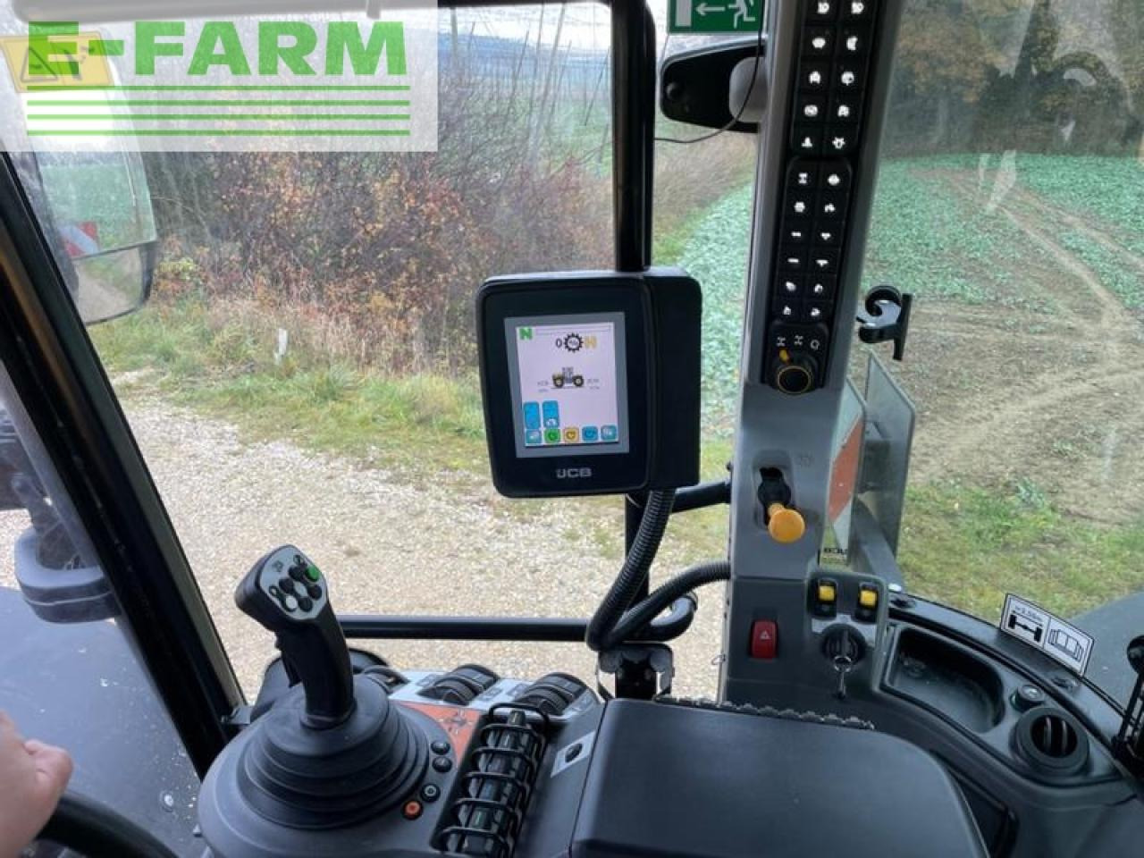 Farm tractor JCB fastrac 4220: picture 13
