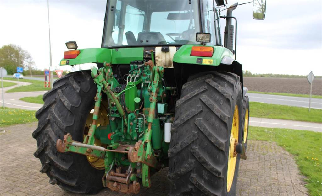 Farm tractor John Deere 7600: picture 4