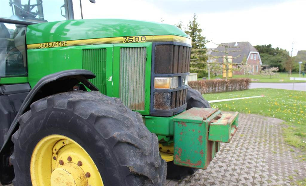 Farm tractor John Deere 7600: picture 3