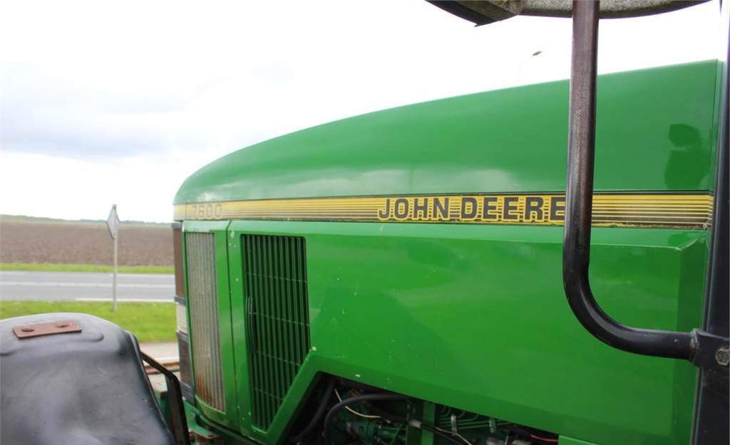 Farm tractor John Deere 7600: picture 7