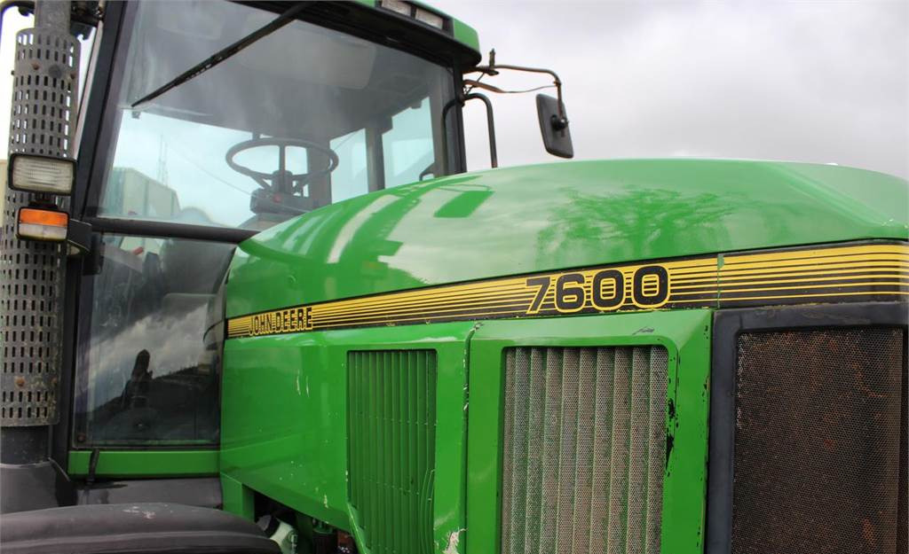 Farm tractor John Deere 7600: picture 2