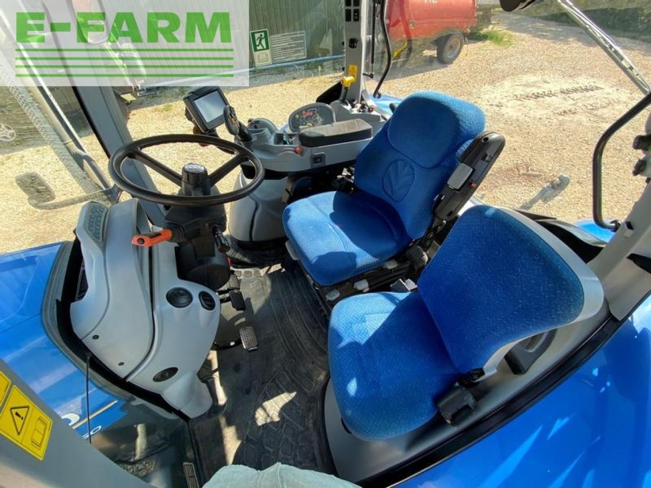 Farm tractor New Holland t7.260: picture 25