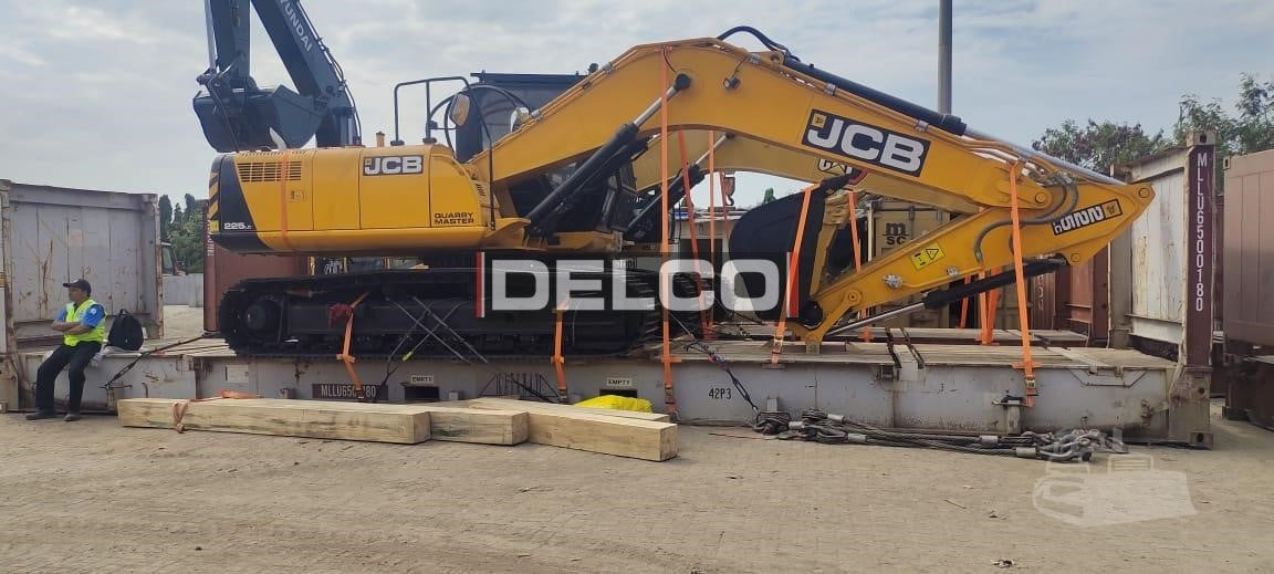 New Crawler excavator JCB 225 LC: picture 9