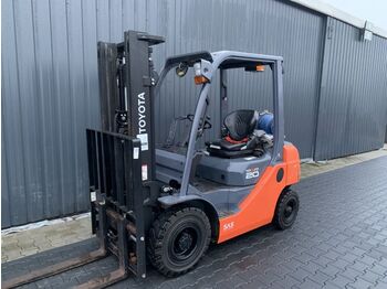 LPG forklift Toyota 8FGF20: picture 1