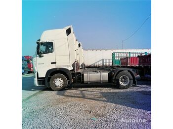 Tractor unit HOWO 4x2 drive 6 wheeled truck unit T7H: picture 3