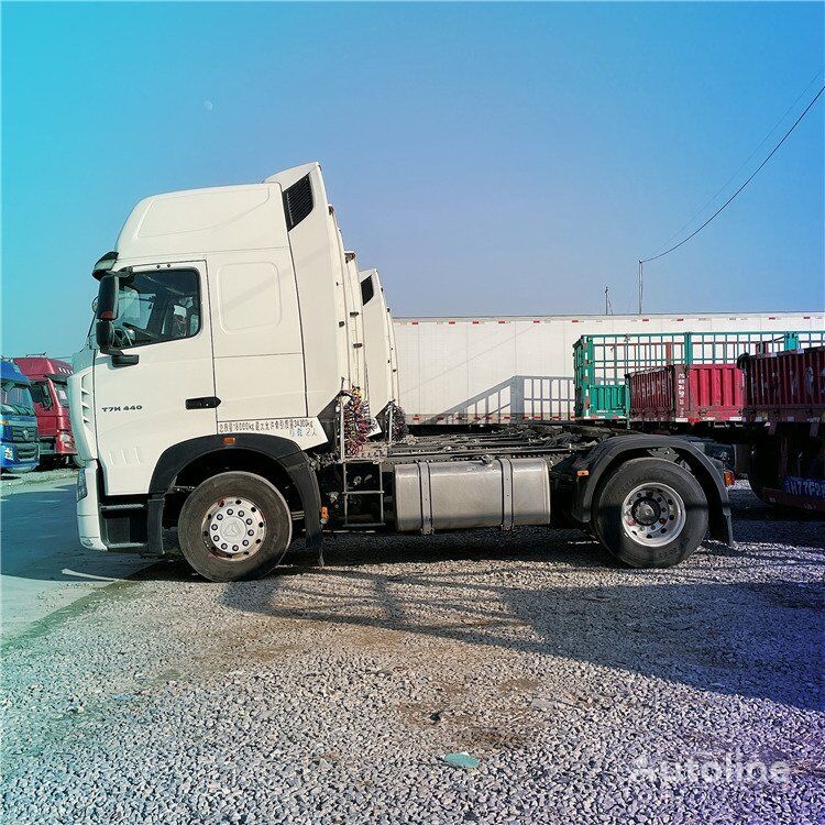 Tractor unit HOWO 4x2 drive 6 wheeled truck unit T7H: picture 3
