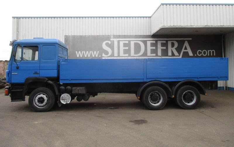 Dropside/ Flatbed truck MAN 26.322 , Manual , 6x4 , Spring suspension: picture 2