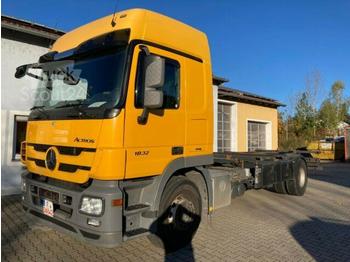 Container transporter/ Swap body truck Mercedes-Benz - Actros 1832 LL BDF bis 7,45m erst 470tsd km: picture 1