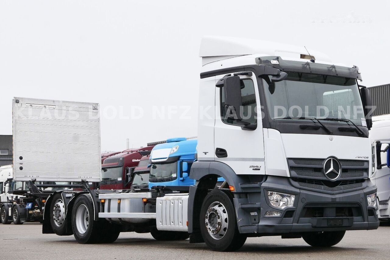 Lease a Mercedes-Benz Actros 2540 6x2 BDF Container truck + tail lift Mercedes-Benz Actros 2540 6x2 BDF Container truck + tail lift: picture 2