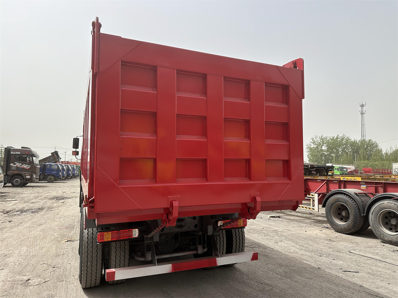 Tipper for transportation of silos SINOTRUK Howo Dump truck 371: picture 9