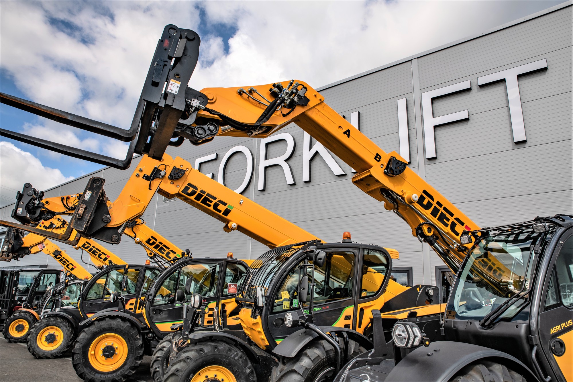 FORKLIFT OU - Material handling equipment - Year: 2022, diesel undefined: picture 1