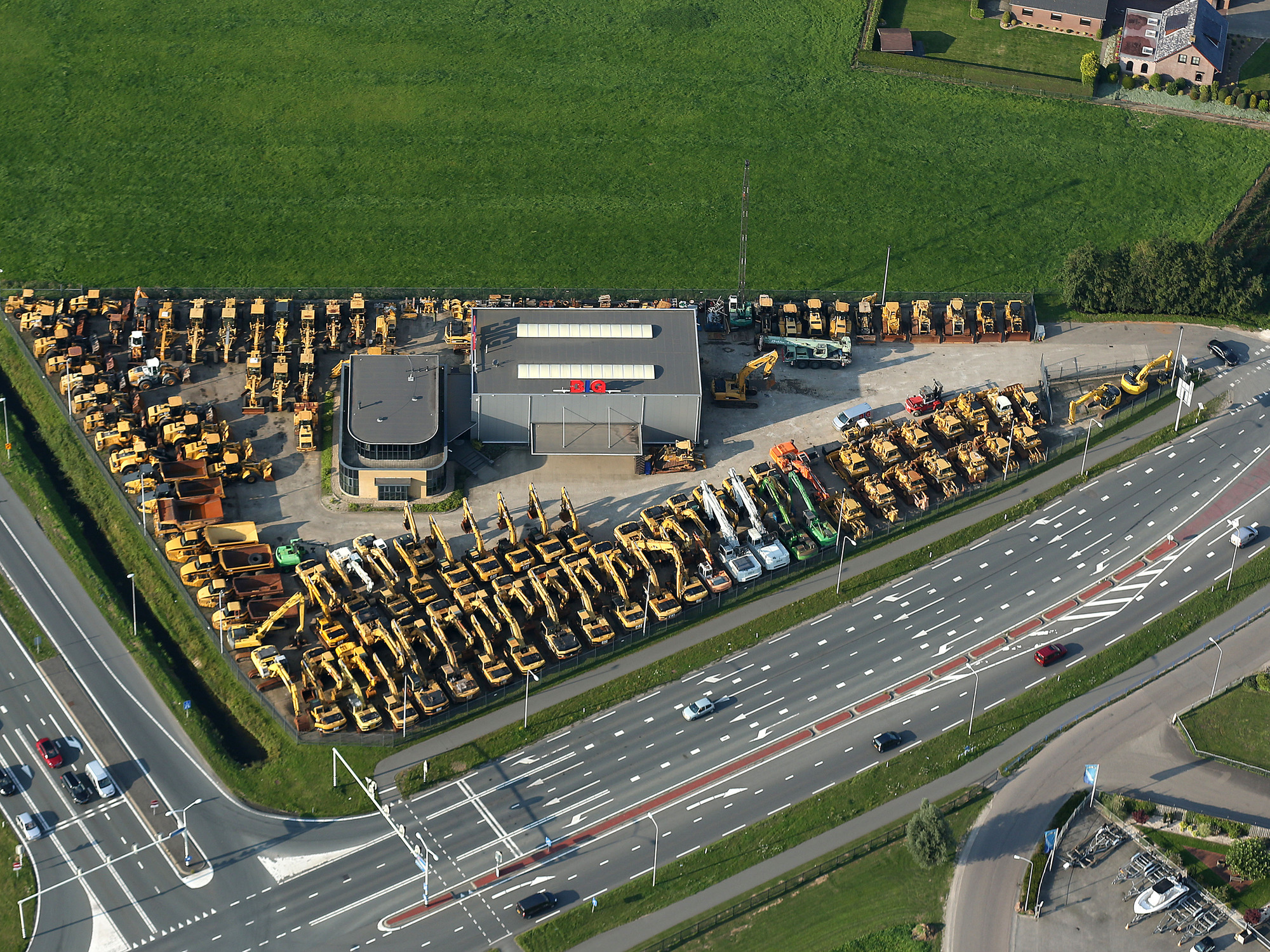 Big Machinery B.V. - Trucks - gearbox: manual undefined: picture 2