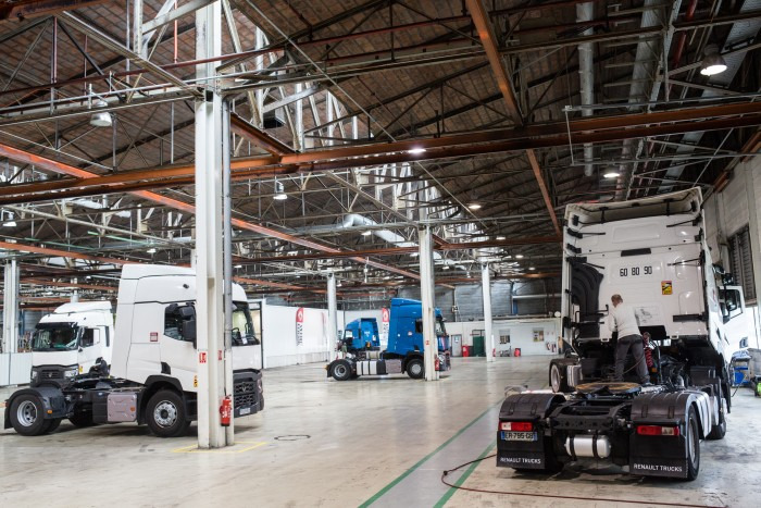 Renault Trucks France - Trucks RENAULT - Year: 2015 undefined: picture 8