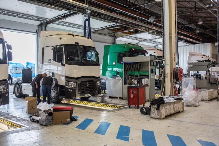 Renault Trucks France - Trucks RENAULT - Year: 2015 undefined: picture 6