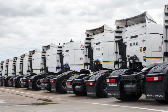 Renault Trucks France - Trucks RENAULT - Year: 2015 undefined: picture 3