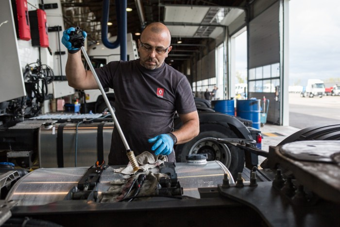 Renault Trucks France - Trucks RENAULT - Year: 2015 undefined: picture 4