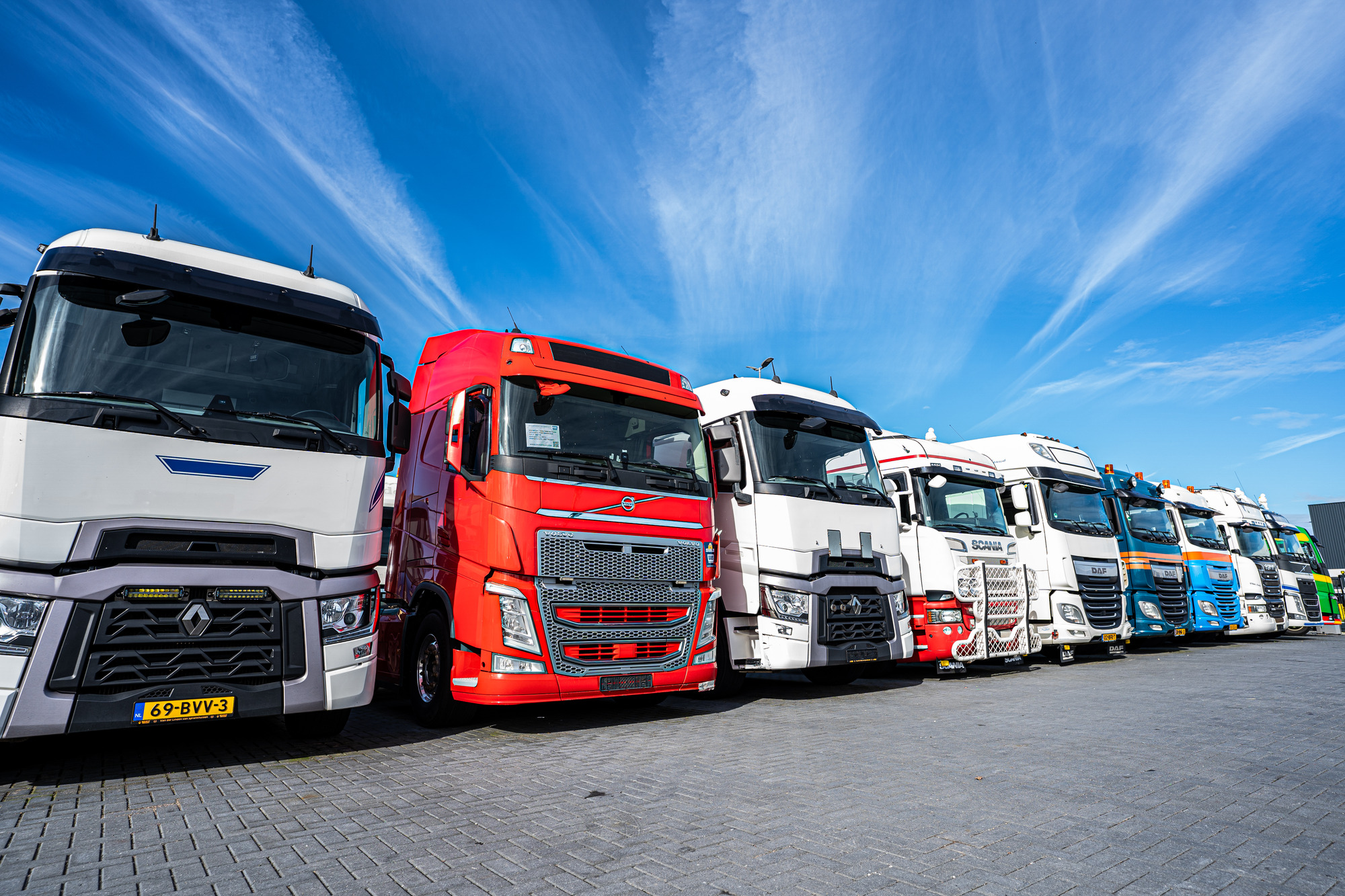 LVS Used TRUCKS - Tractor units undefined: picture 1