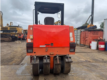 Pneumatic roller Dynapac CP 142: picture 3