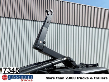 Hook lift truck