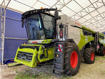 Harvester CLAAS Lexion 6900