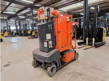 Vertical mast lift JLG