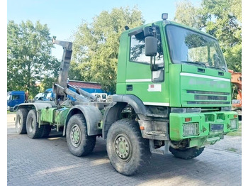 Hook lift truck