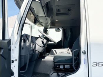 Interior photo 1: New Cab chassis truck FE 350 6x2-4 FE 350/380 6x2-4, Lenk-/Liftachse