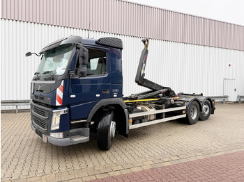 Hook lift truck