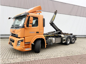 Hook lift truck
