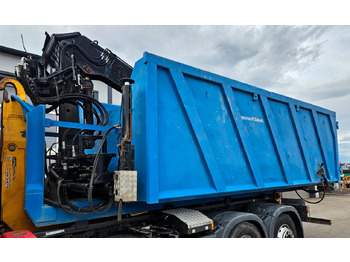 Hook lift truck