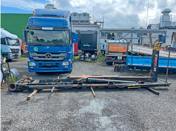 Hook lift truck