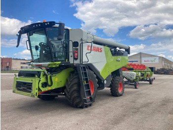 Combine harvester CLAAS