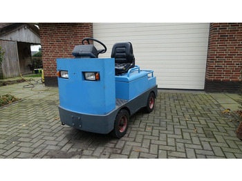 Tow tractor