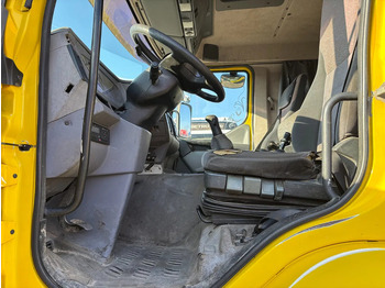 Interior photo 1: Tractor unit Renault Premium 420 Hub reduction Manual Gearbox Interior photo 1: Tractor unit Renault Premium 420 Hub reduction Manual Gearbox