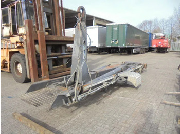 Hook lift truck