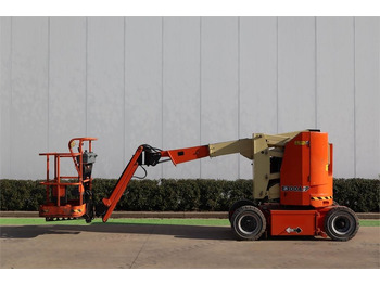 Articulated boom JLG