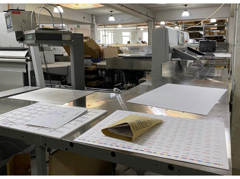 Paper cutting machine Large sized cutting system Polar 137 XT-AT with stacking lifter, automatic vibrator, scale and optional unloader: picture 3