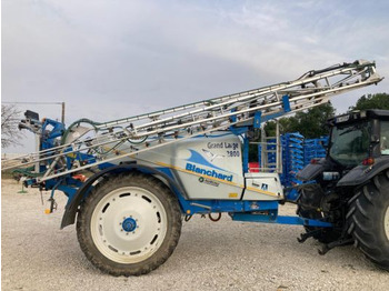 Trailed sprayer