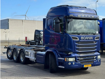 Container transporter/ Swap body truck Scania R520 V8 8x4*4 Retarder / BDF / Full Air / Euro 6: picture 2 Container transporter/ Swap body truck Scania R520 V8 8x4*4 Retarder / BDF / Full Air / Euro 6: picture 2