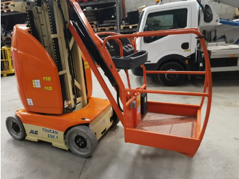 Vertical mast lift JLG