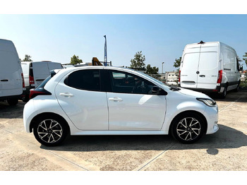Sedan Toyota Yaris 1.5 Hybrid 5 porte Lounge: picture 4
