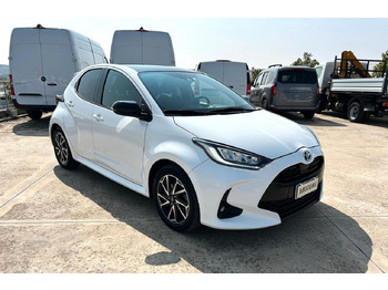 Sedan Toyota Yaris 1.5 Hybrid 5 porte Lounge: picture 3