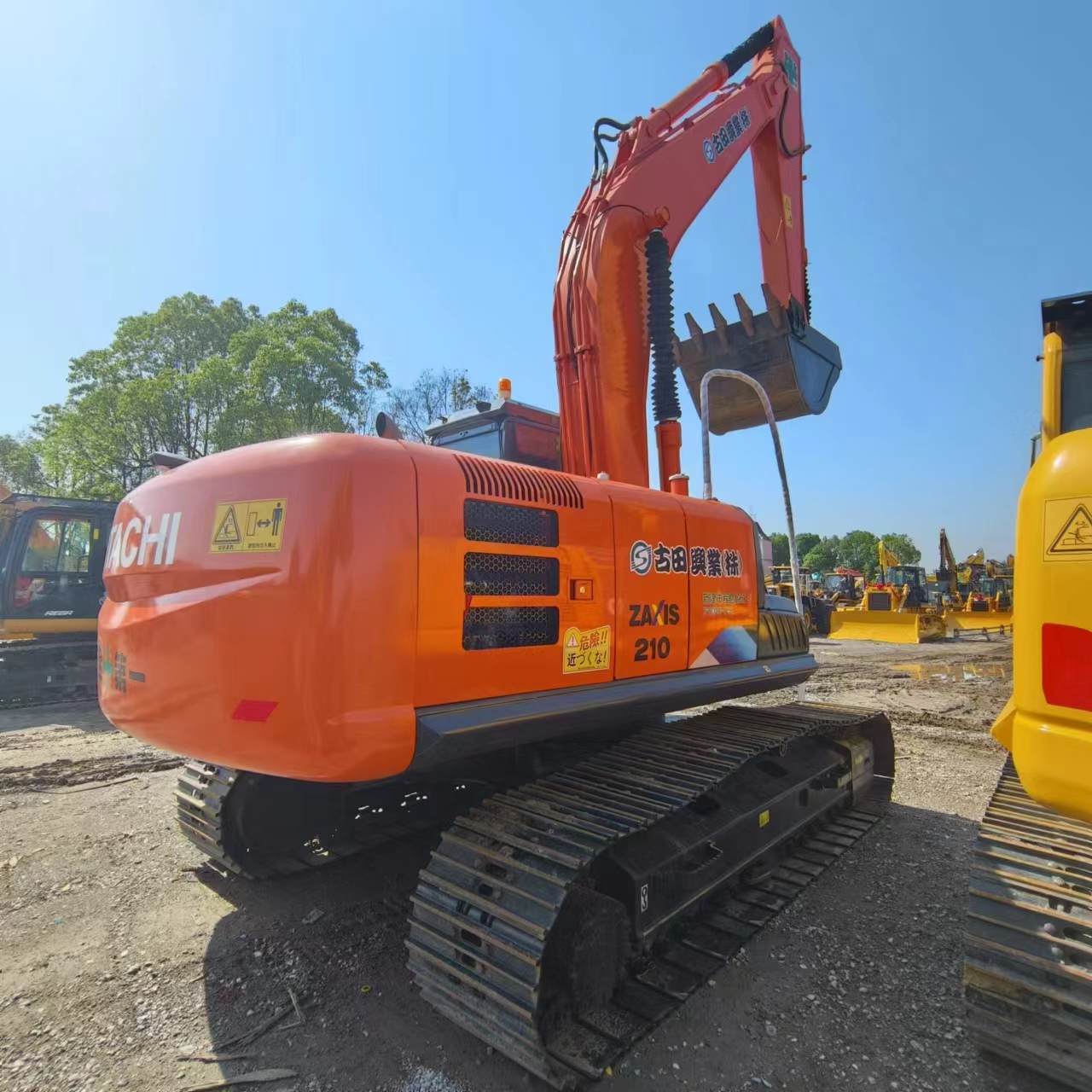 Crawler excavator HITACHI ZX210: picture 2