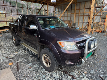 Pickup truck TOYOTA Hilux