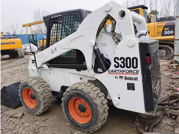 Skid steer loader Bobcat S300: picture 4