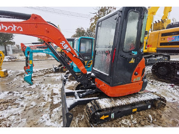 Mini excavator Kubota U35: picture 2