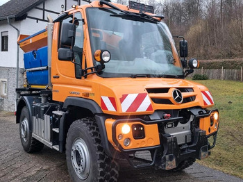 Snow removal vehicle UNIMOG