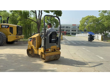 Road roller CATERPILLAR CB14B: picture 2