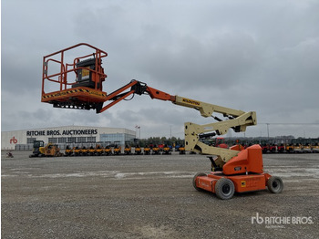 Articulated boom JLG